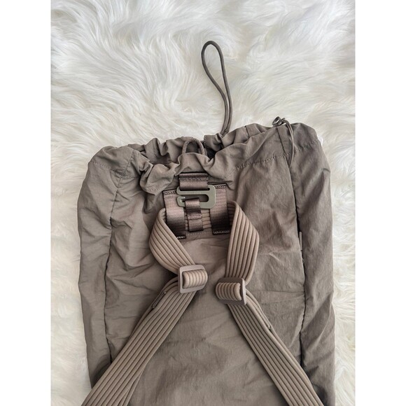 Lululemon 2-in-1 Convertible Backpack Black 21L Warm Ash Grey / Light Ivory main image 7